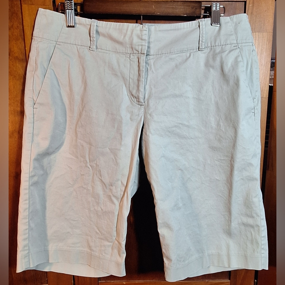 ANN TAYLOR Khaki Bermudas